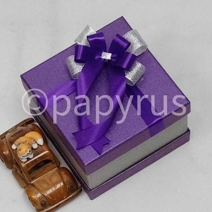 

PAPYRUS Sandwich 15x15 Tinggi 10cm Kotak Kado Gift Box V1