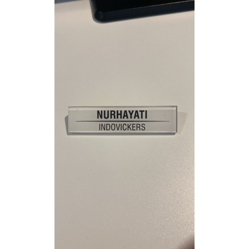 

Nametag Acriliyc Putih Bening Pengait magnet