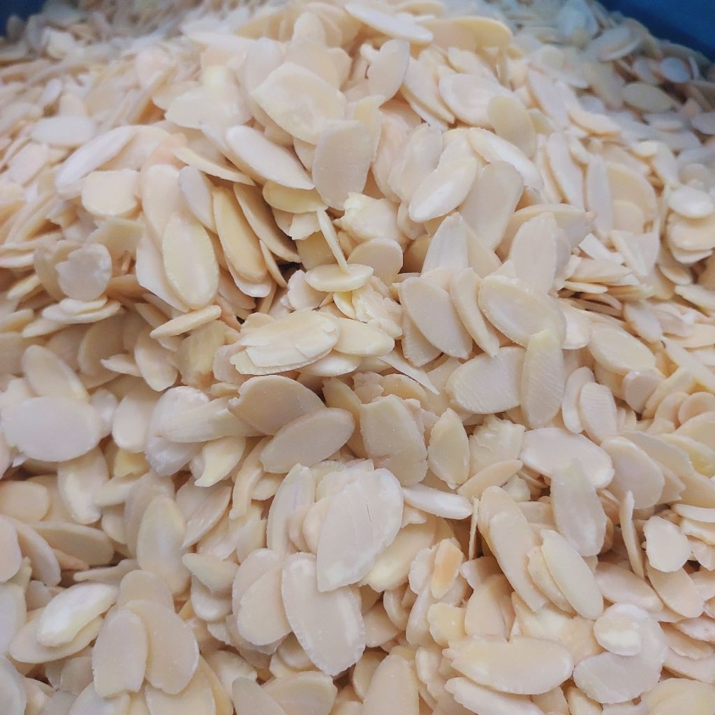 

KACANG ALMOND IRIS / ALMOND SLICE ALMONESIA REPACK 500 GR