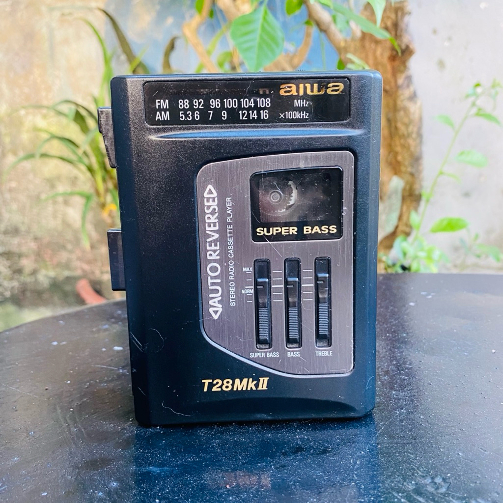 AIWA T28 Mk II – Walkman Radio Kaset Jadul, Super Bass Auto Reverse (Pajangan Koleksi)