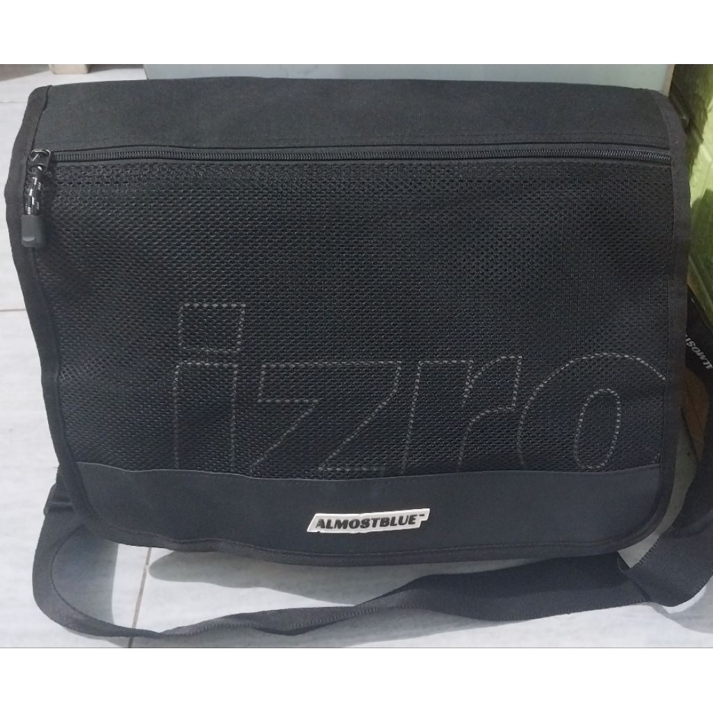 massenger bag Almost blue  izro, bahan poliestertebal, ada 4 kompartemen, terdapat slot laptop kondi