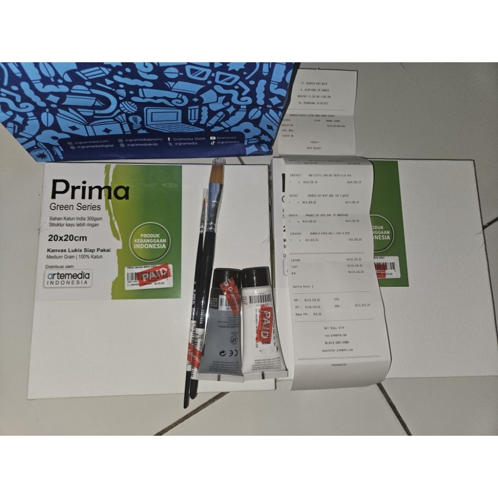

Paket 2 kanvas 20cm, 2 kuas, dan 2 cat hitam-putih