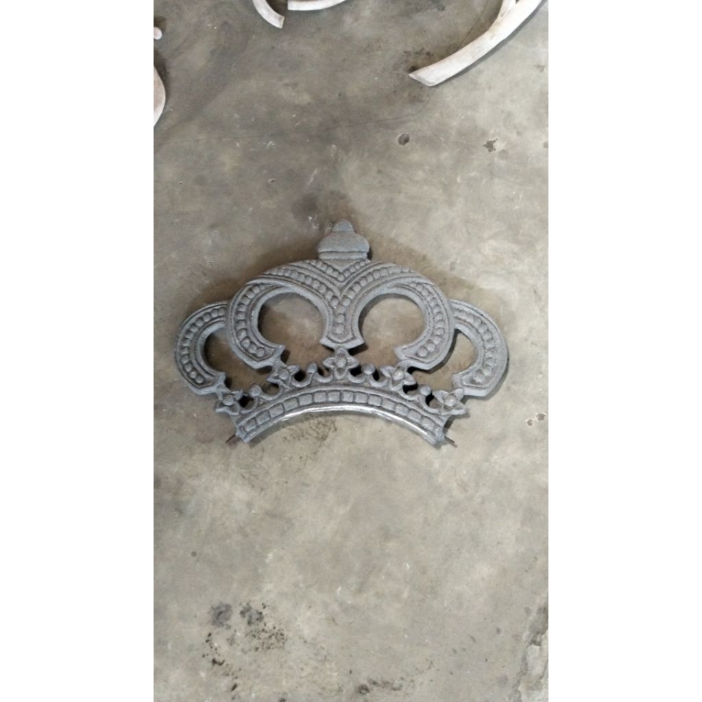 ornamen pagar besi cor mahkota