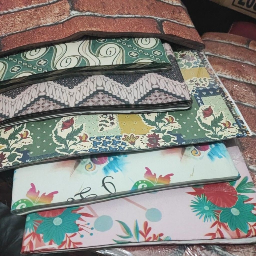 

Kertas Kado Standard 48x63cm Bunga Batik Fancy / Gift Paper Standard