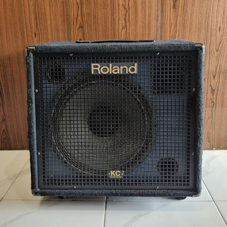 Roland kc550 amply keyboard 15"