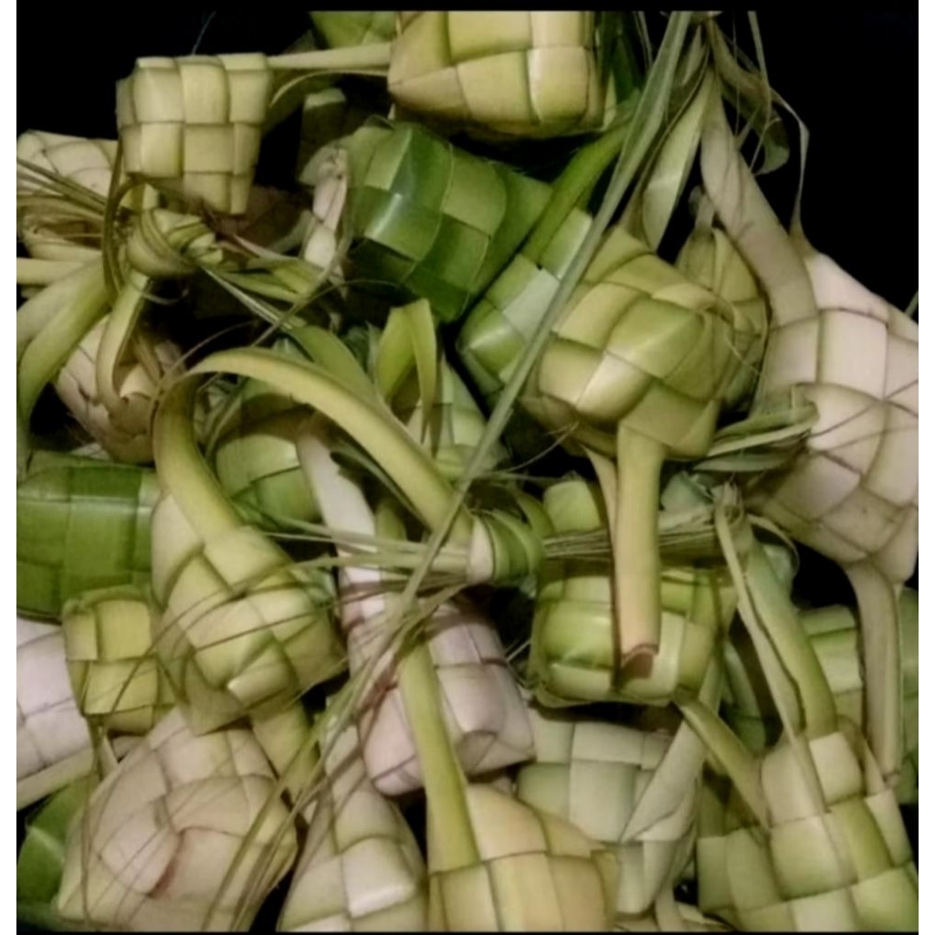 

Ketupat Kosong/Kulit Janur Sudah Dibentuk Ketupat Tanpa isi/Ketupat Lebaran Sudah Dibentuk (KOSONGAN TANPA ISI)