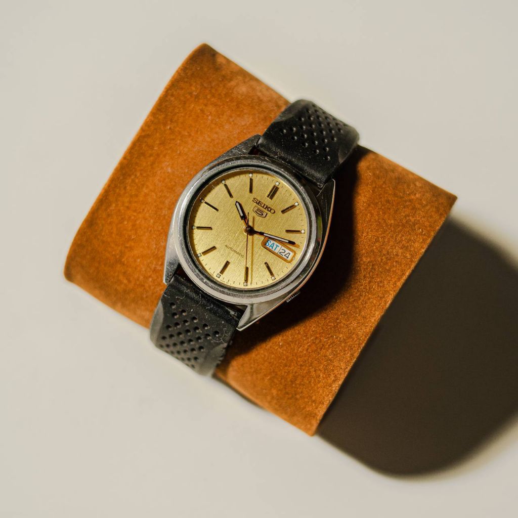 SEIKO 5 AUTOMATIC Jam Tangan dengan Tali Hitam dan Dial Kuning