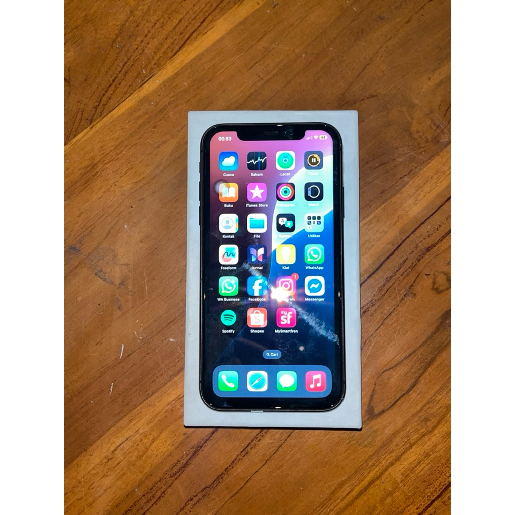 iPhone 11 256gb lengkap inter  Smartfren only sinyal aman Baterai dan layar pernah ganti  selain itu