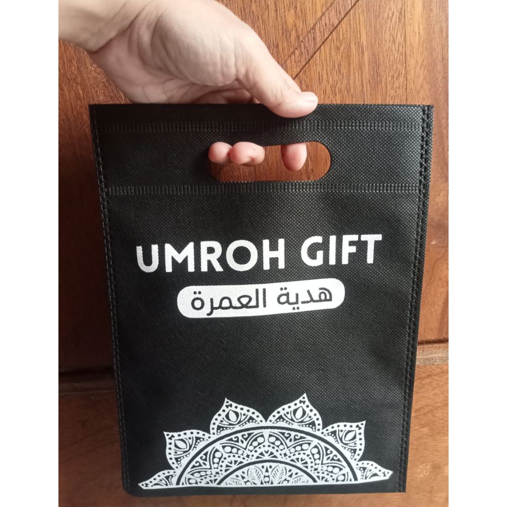 

Oleh oleh Umroh - Kemasan Tas Spesial Hitam