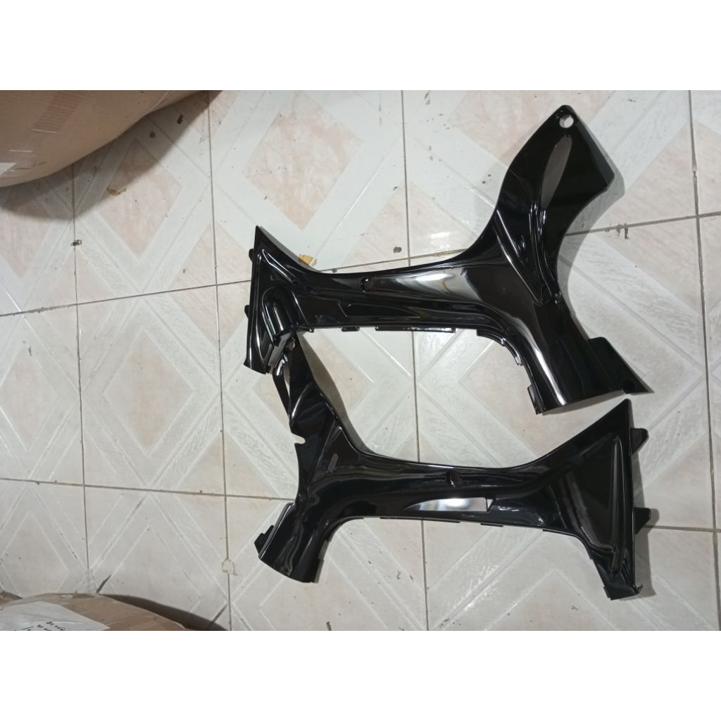 Kap dalam/legshield dalam Yamaha fizr merek avira warna hitam