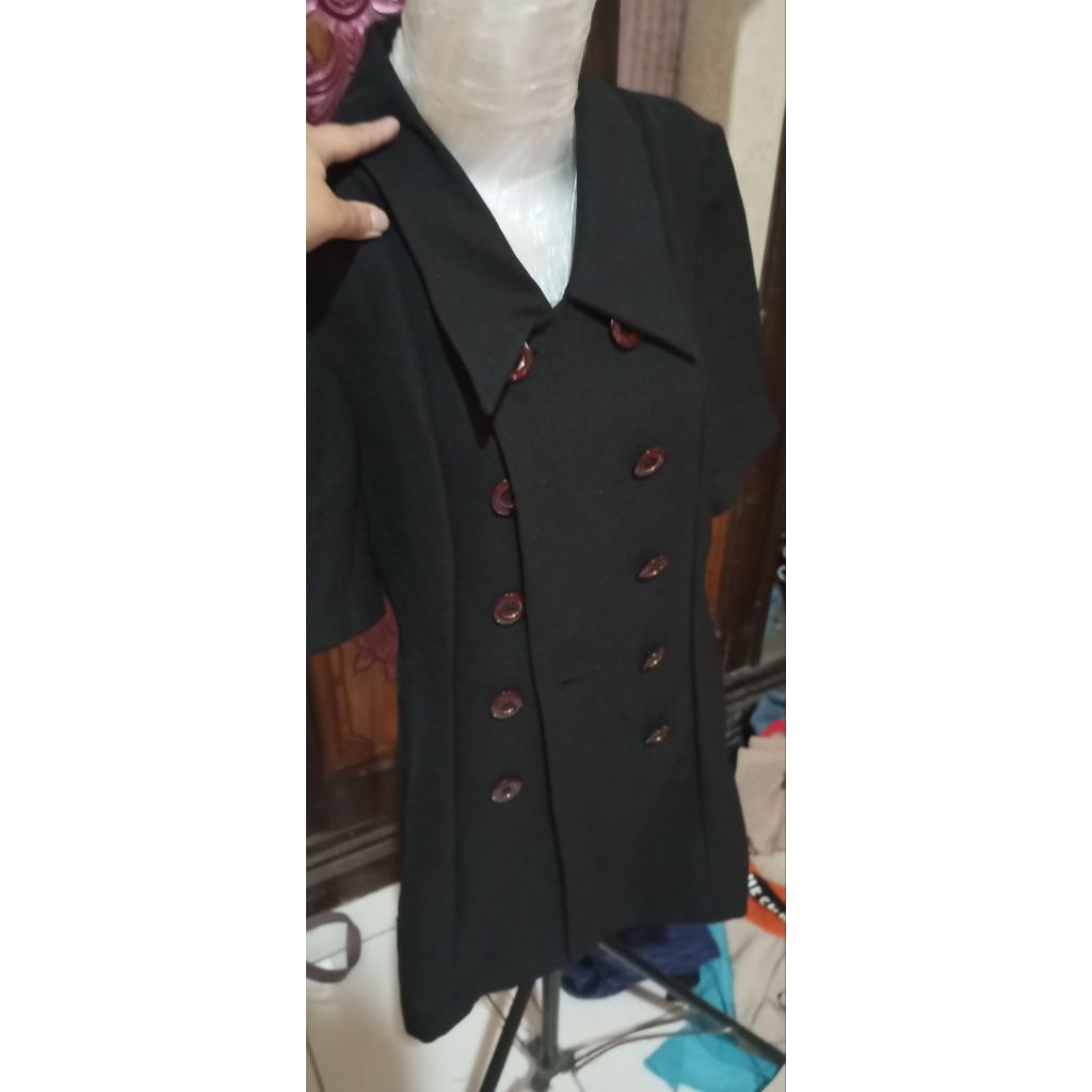 blazer hitam pendek full kancing