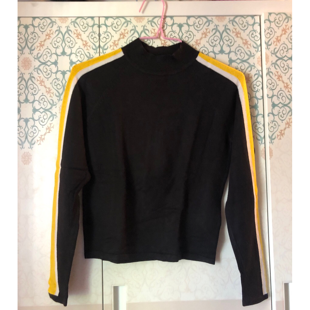H&M Sweater Crop Hitam Lengan Panjang – List Kuning Putih