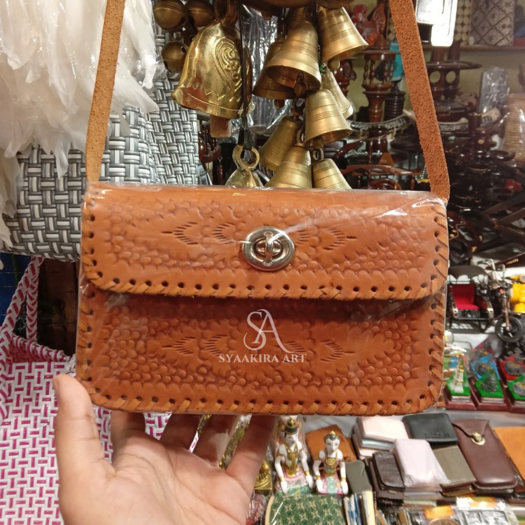 TERMURAH  syaakira.art Tas Selempang kulit Tas HP Kulit kancing SOUVENIR DAN OLEH-OLEH KHAS JOGJA