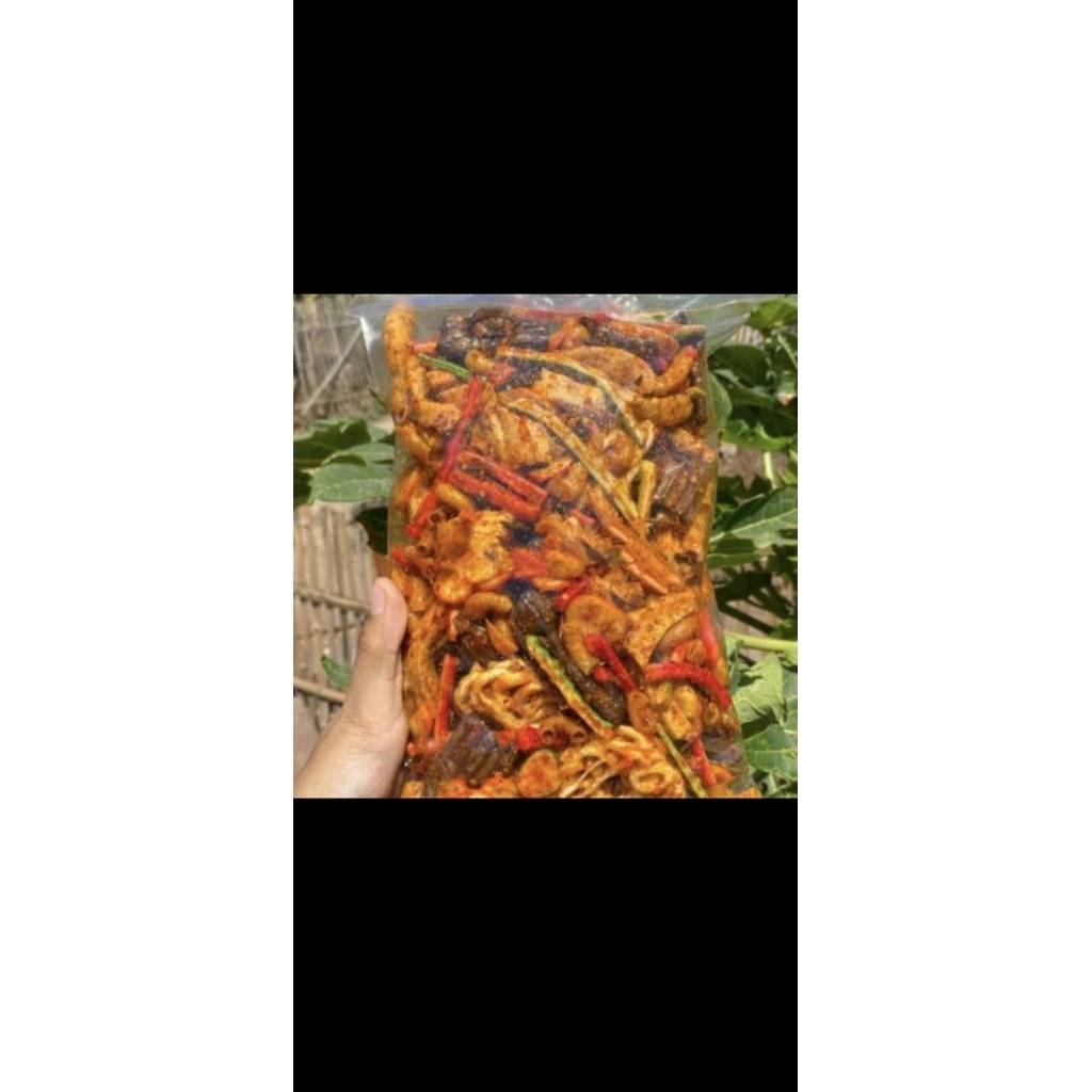 

snack hot seblak mix campur dengan rasa pedas nikmat gurih renyah