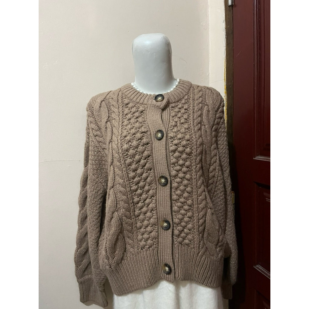 cardigan oneck cable kepang coklat mahogani size L branded by GU Uniqlo (preloved)