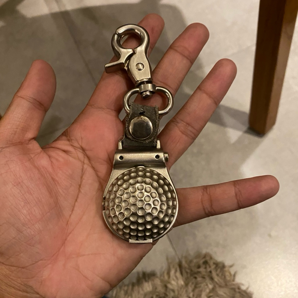Diki Loak | jam tangan gantungan kunci analog kuarsa berwarna perak berbentuk bola golf untuk pria.