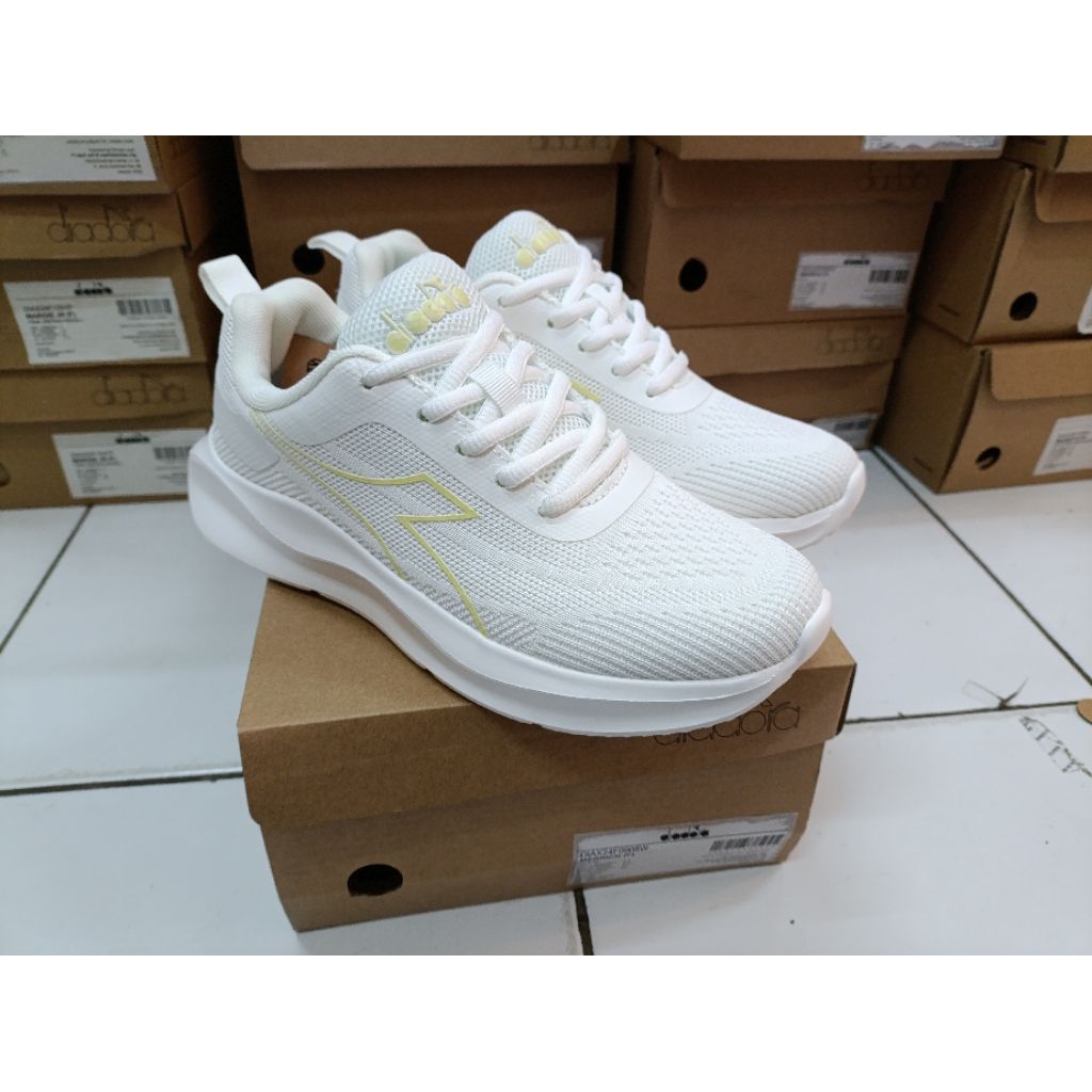 Diadora Merrick white Running shoes womens(white)