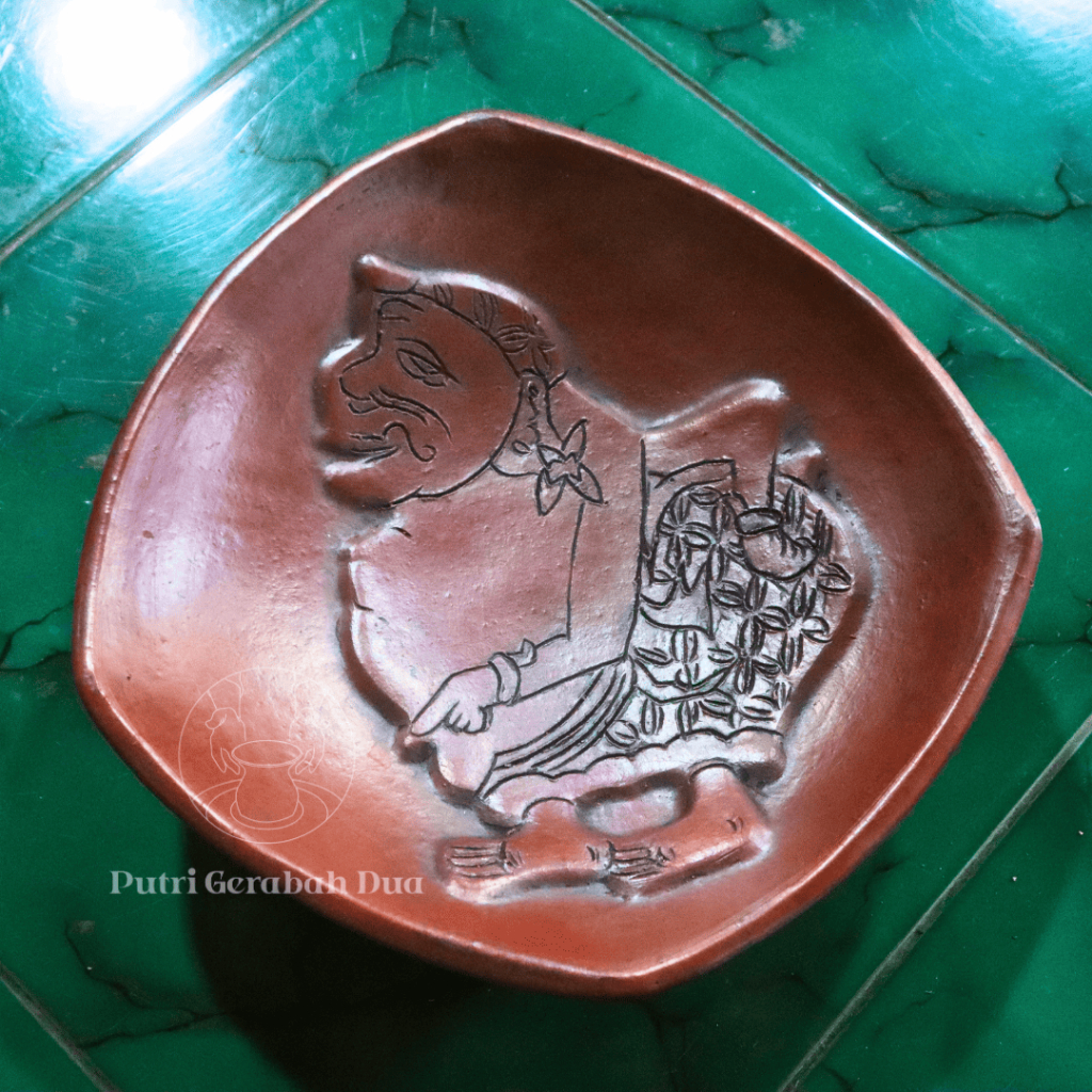 Piring motif Semar/ piring hias/ piring buah/ piring gerabah/ piring prasmanan/ piring unik/ plate