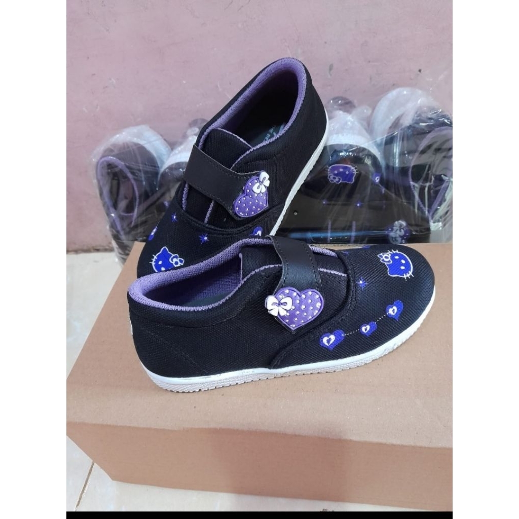 Sepatu kretekan hello kitty