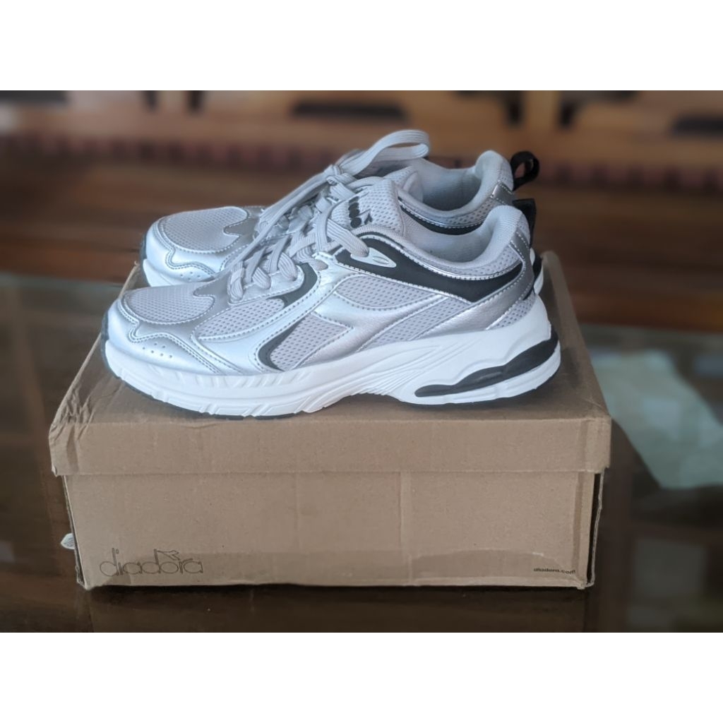 DIADORA KARNISIUS SIZE 39
