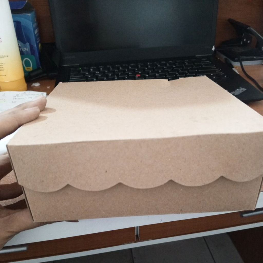 

Kotak Nasi Cokelat Ukuran 18 x 18