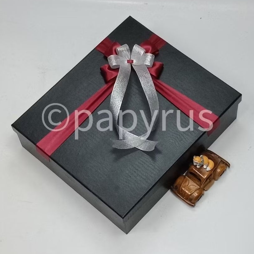 

PAPYRUS 32,5x37,5 Tinggi 10cm Kotak Kado Gift Box V3