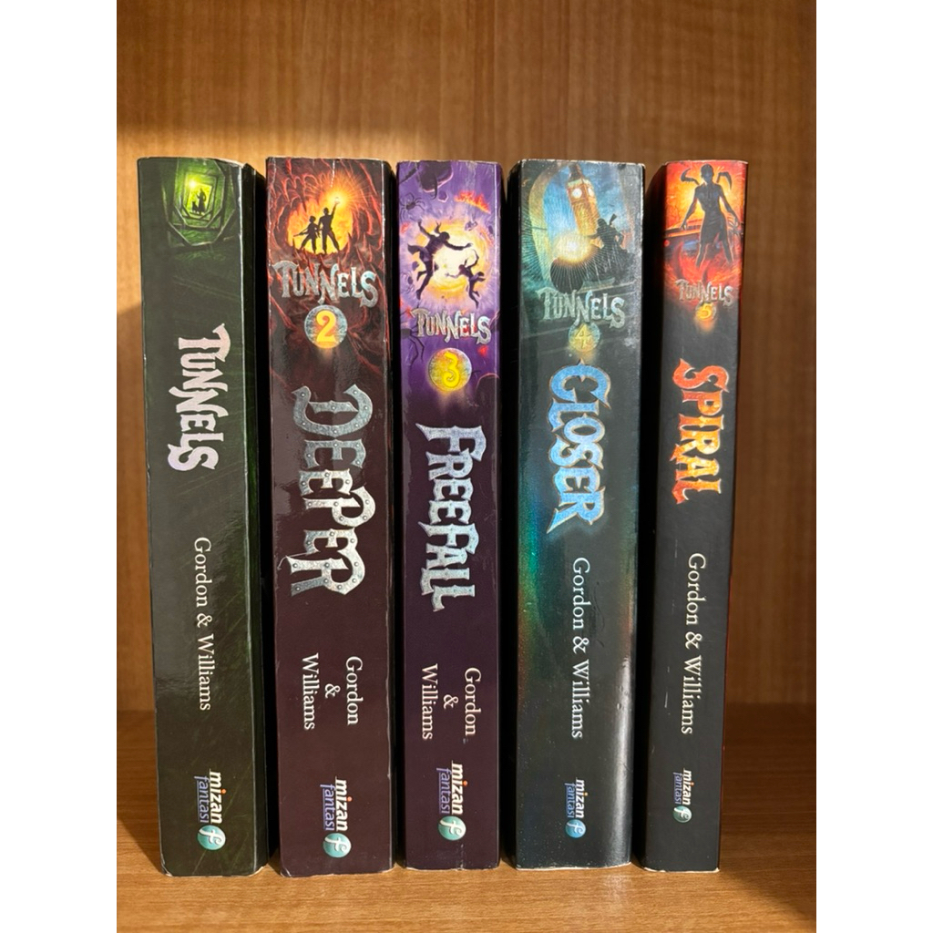 Preloved Novel Fantasi Serial Tunnels by Gordon & Williams