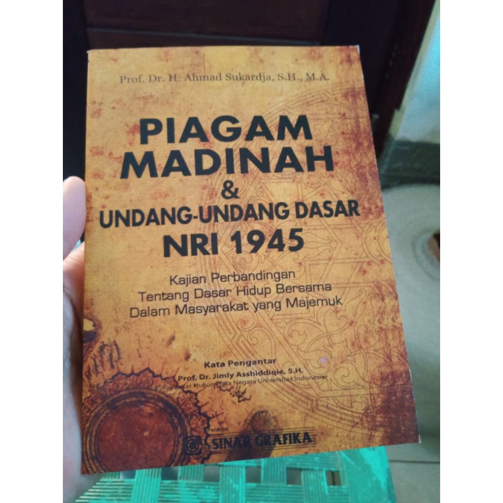 

Piagam Madinah dan UUD 1945 (tt. 2012, total 318 hlm) - Ahmad Sukardja