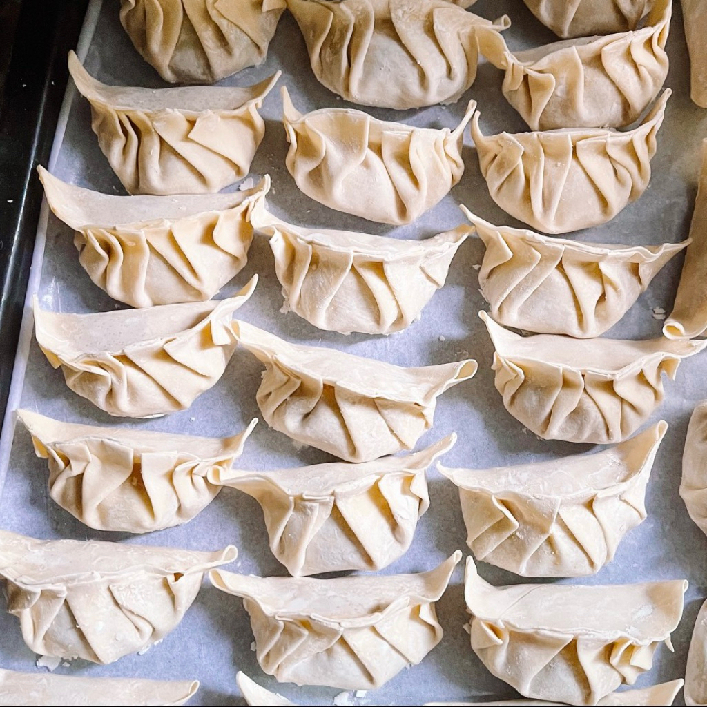 

Gyoza Homemade Isi Ayam – 10 pcs | Halal, Fresh, Bisa Digoreng atau Dikukus