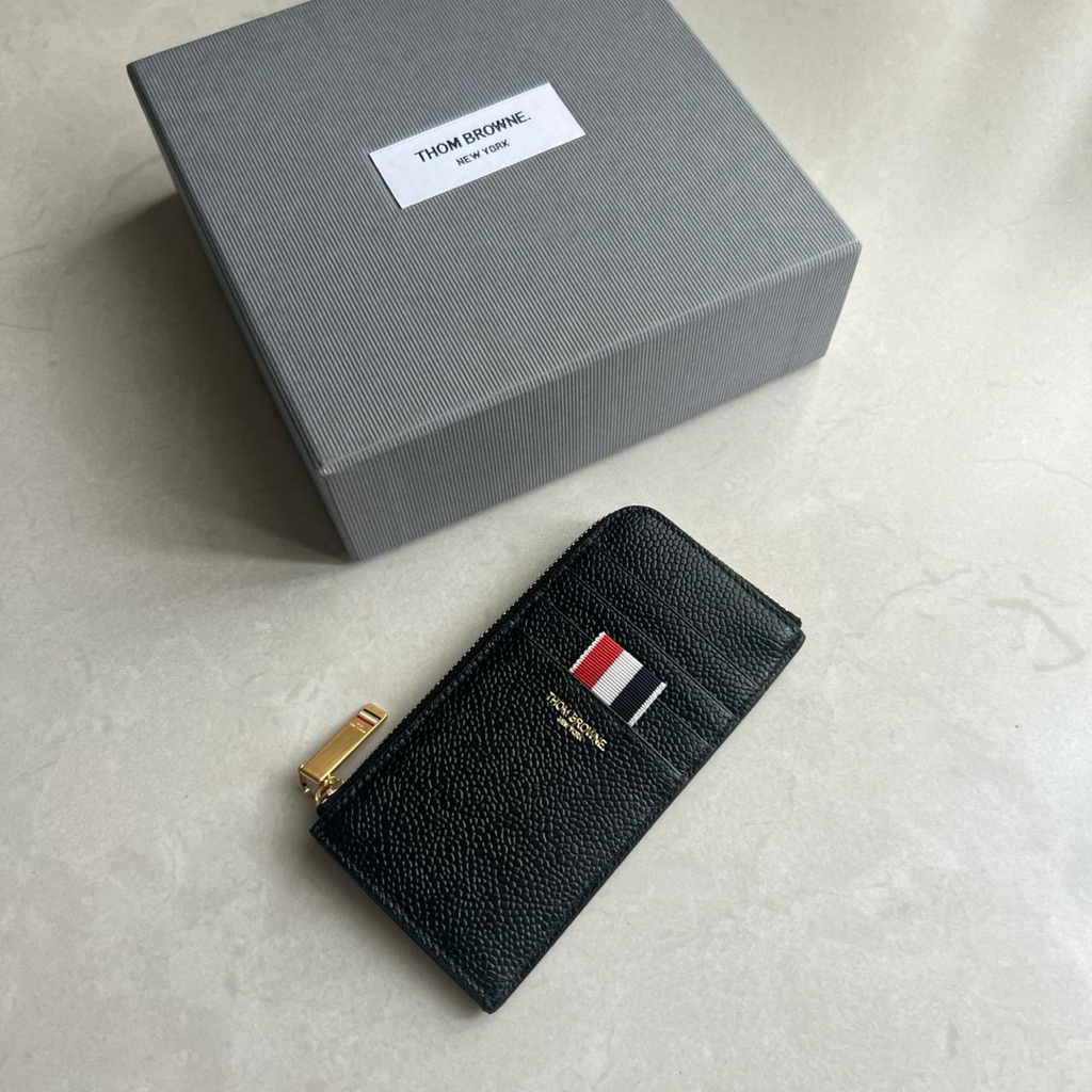 THOM BROWNE ZIPPERED CARD CASE IN BLACK GRAINED