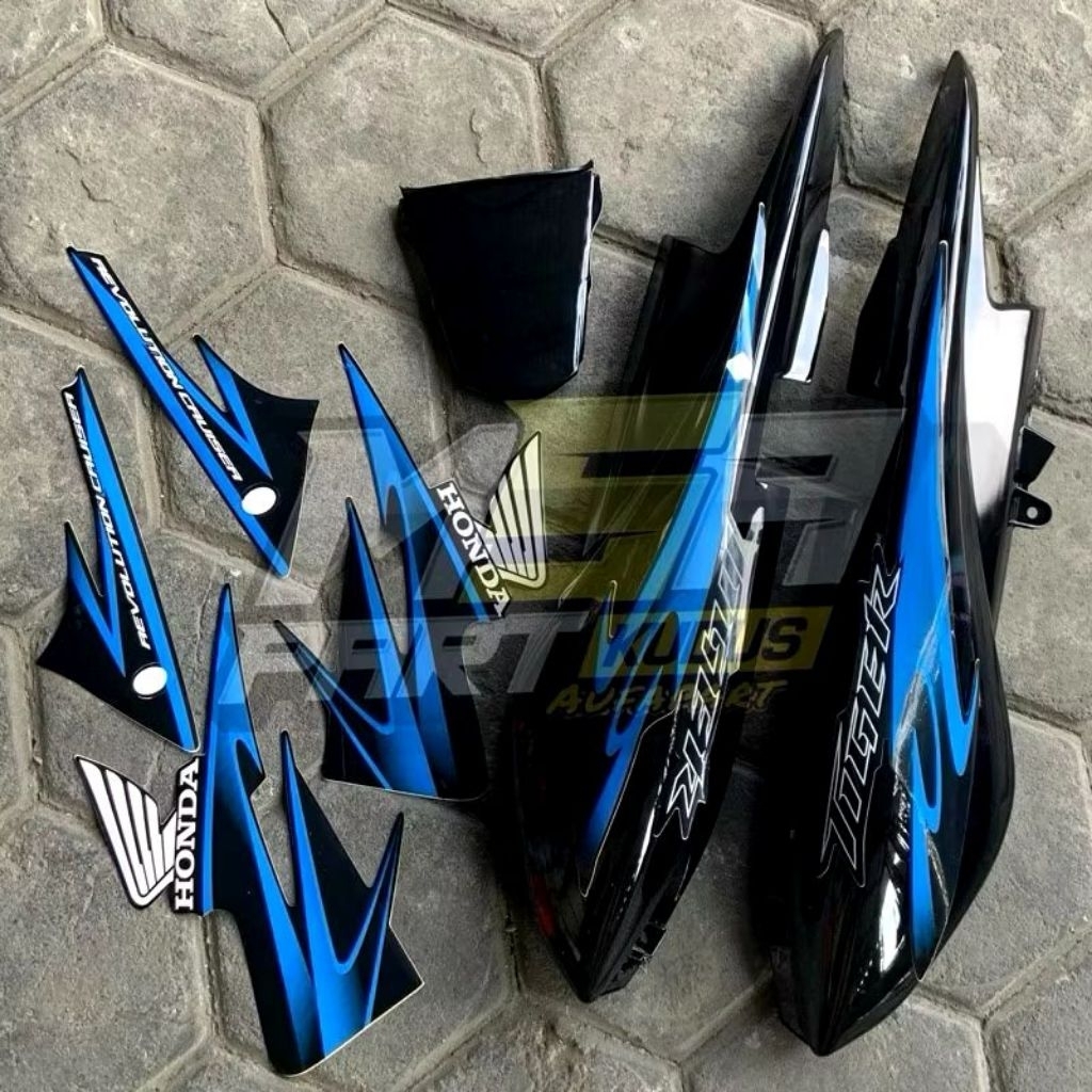 bodi belakang Tiger Revo warna hitam tahun 2013 stiker warna biru