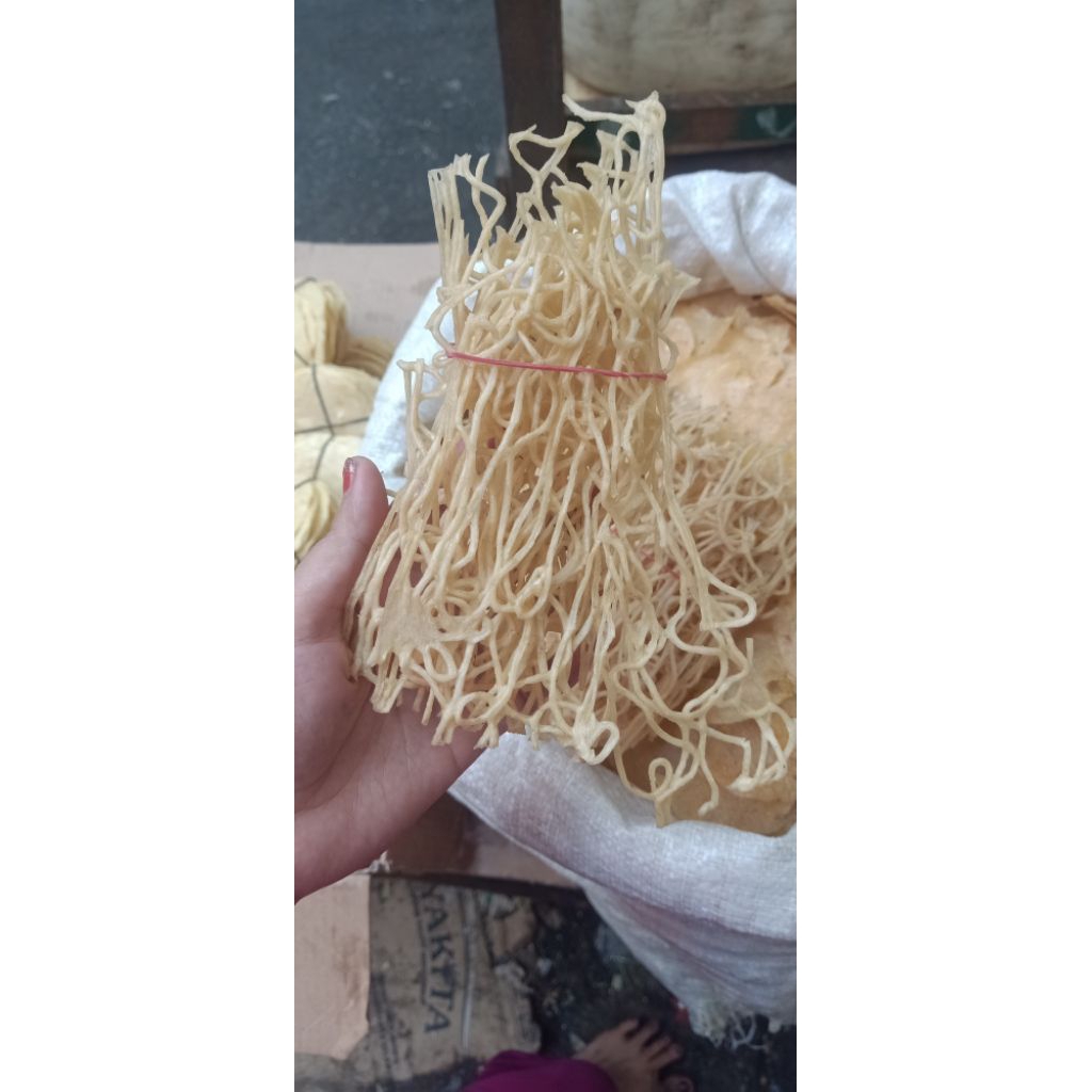 

kerupuk/keripik ubi mie yeye 1 ikat kecil