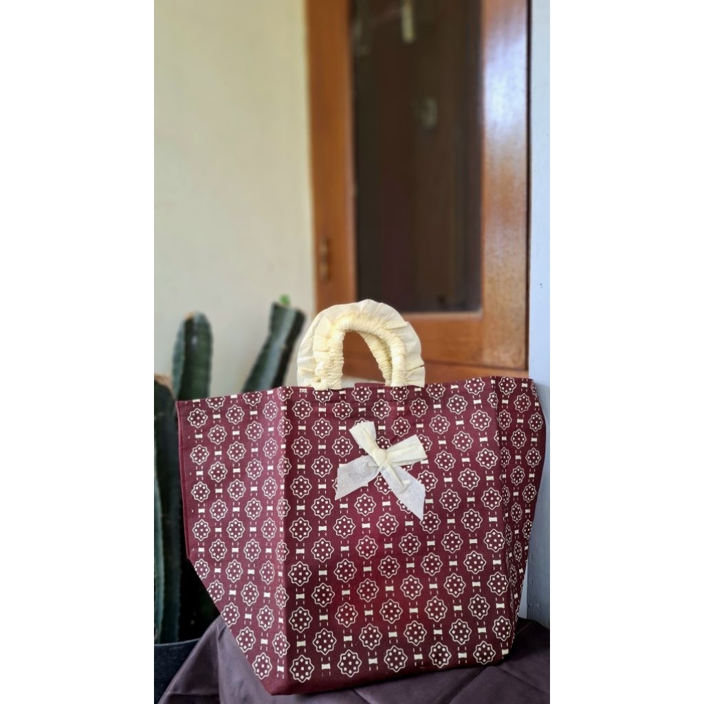 

TAS HAJATAN SABLON GODDIE BAG SPUNBOND NEW WARNA, BAHAN TEBAL DAN KAKU DENGAN WARNA YANG SENADA MENAMBAH KESAN ELEGAN,