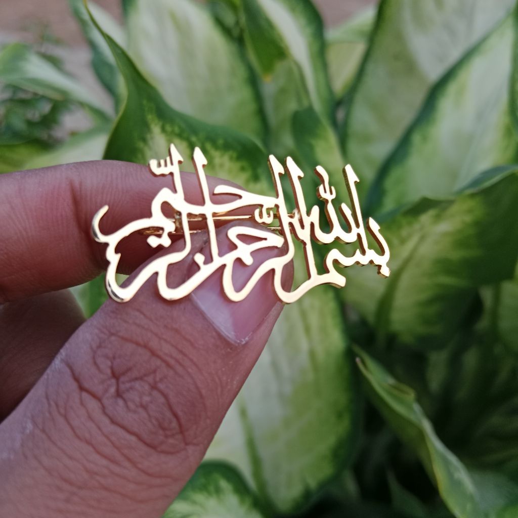 Bros  Kaligrafi Bismillah Berlapis Emas Bros Hijab