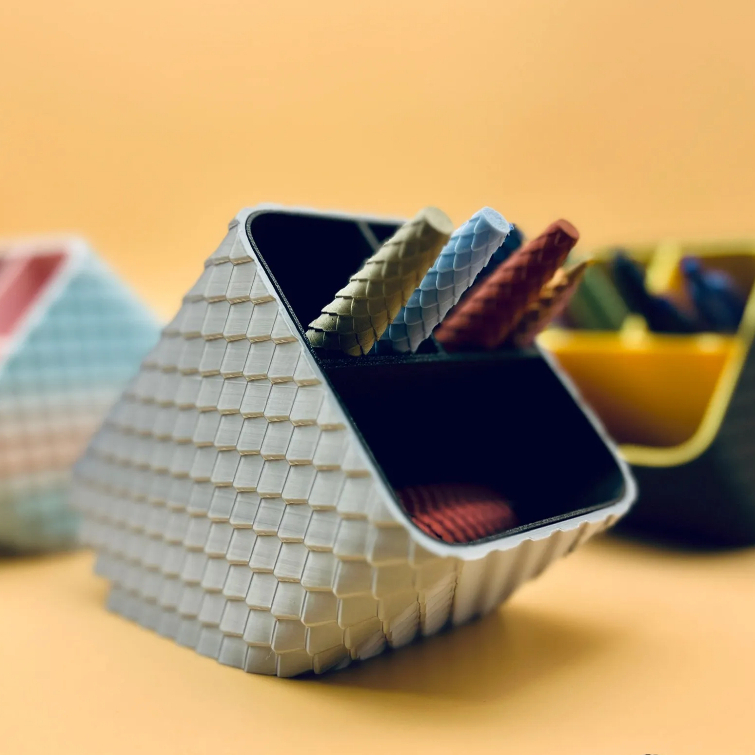 

Dragon Scale Pen Holder PLA 3D Print | Dudukan Alat Tulis Modular | Organizer Meja Estetik & Fantasi