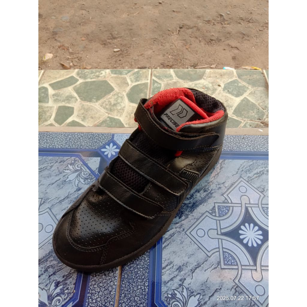 SEPATU PRECISE