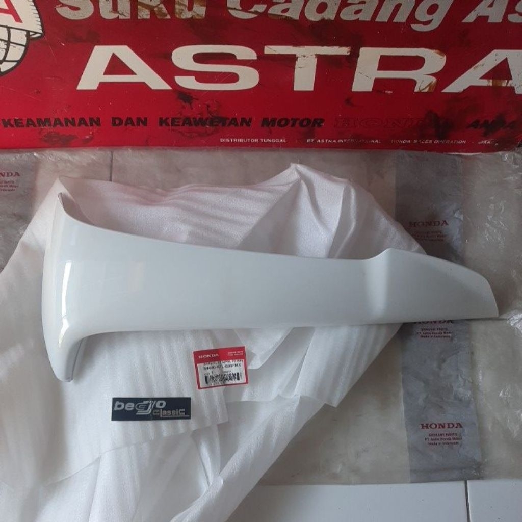 sayap luar legsil legshield luar kiri putih HONDA SUPRA FIT NEW ORI ORIGINAL AHM ASTRA 64440-KTL-690