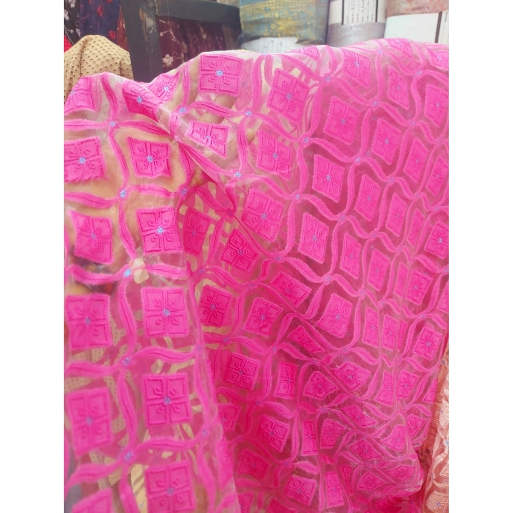 kain organza kaca  - kain organza motif timbul  - kain organza motif premium - kain organza (fuchsia