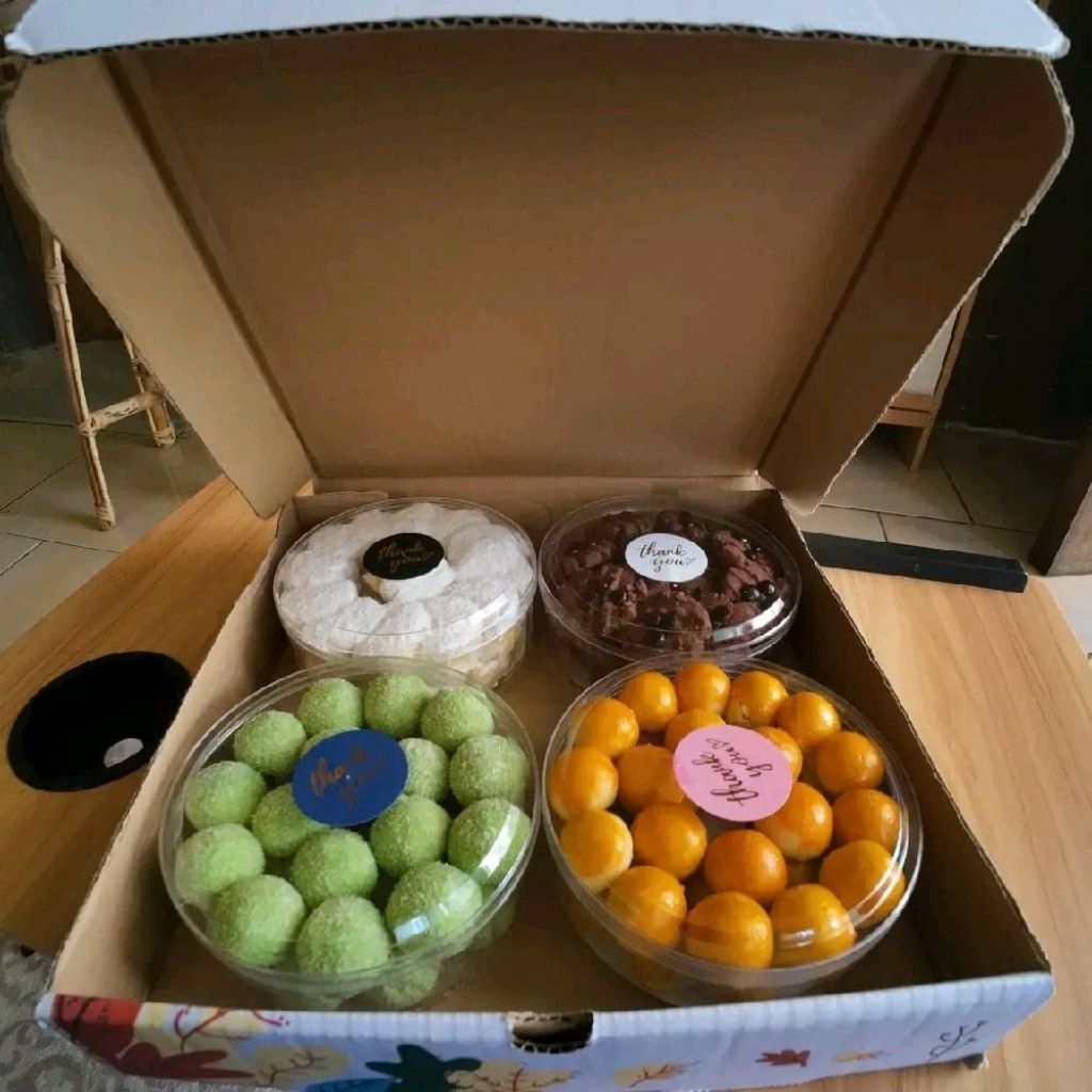 

Paket Kue Kering Hampers 4 Rasa – Nastar Nanas, Chocochip, Pandan, Putri Salju