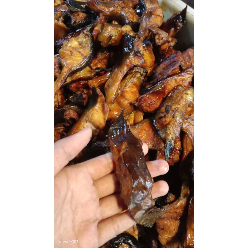 

ikan lele asap#ikan lele asap 500gram isi 16-18 biji#ikan asap lele enak#ikan lele asap frozenfood khas pasuruan pesisir