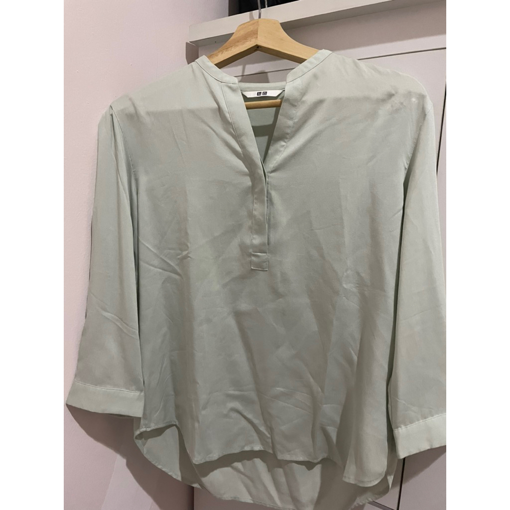 Uniqlo Kemeja Rayon Kerah Skipper