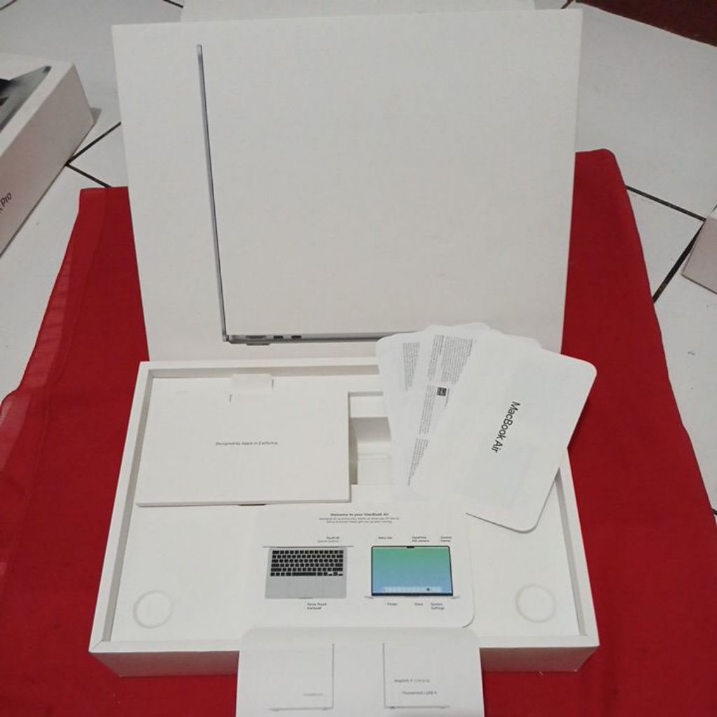 dus box macbook air 13.6 inci M2 apple 2022 model no. A2681 original 100% copotan digimap lengkap ma