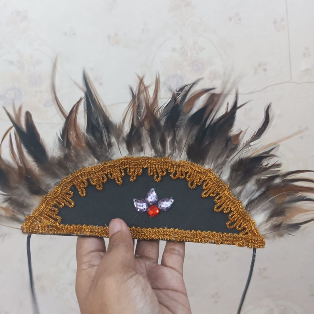 kalung dayak dari bulu ayam