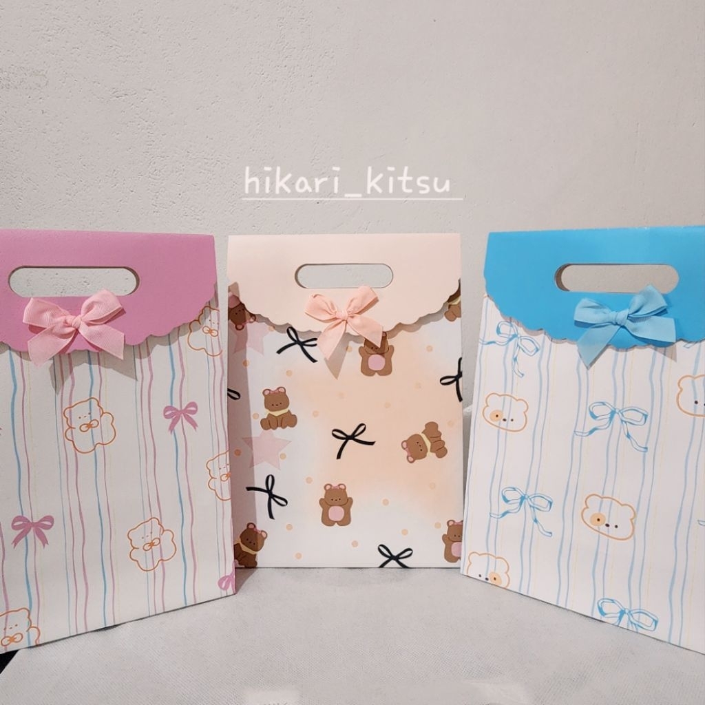 

Paper Bag Cute Bear Mini / Tas Kado Lucu Karakter Beruang Tebal Kecil Pink Blue Brown Hadiah Souvenir