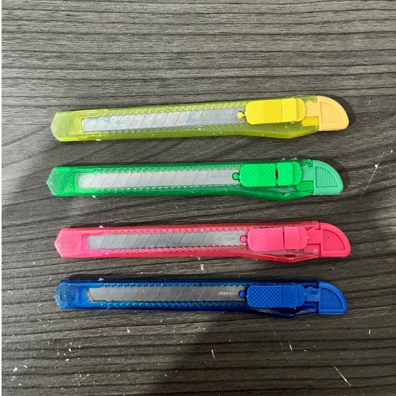 

Cutter Kecil Amanda Renteng Warna Warni (1 pcs)