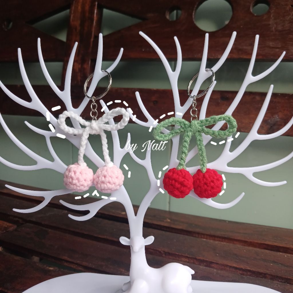 Cherry rajut, ceri rajut, gantungan kunci rajut, gantungan tas, aksesoris rajut, ceri amigurumi, hia