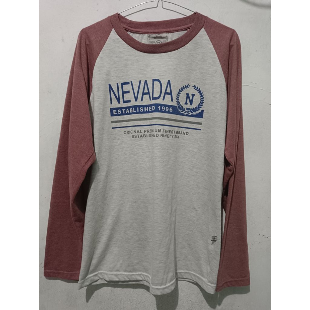 Preloved Kaos Lengan Panjang Nevada