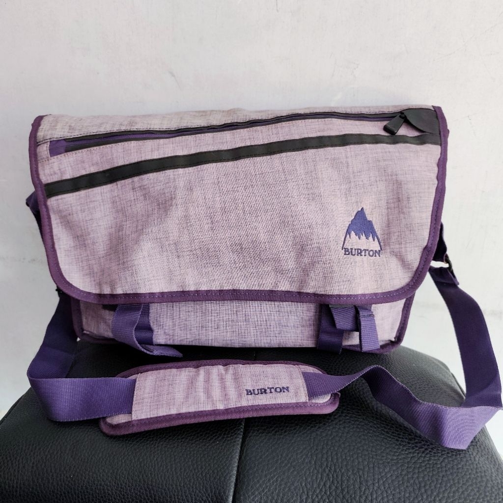 Burton Messenger Bag / tas selempang Burton