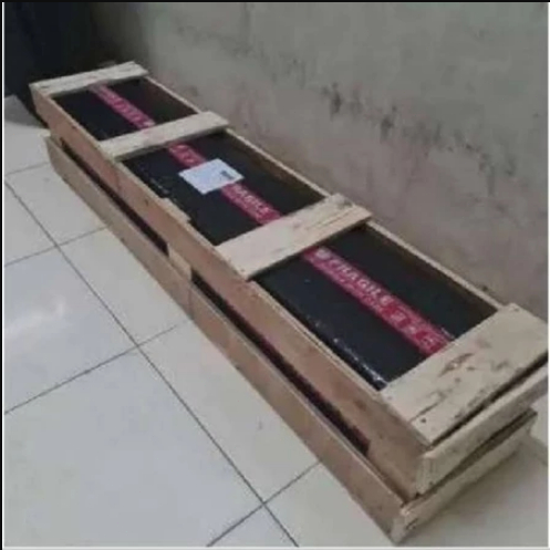 

Kotak dengan bubble wrap untuk perlindungan produk, cocok digunakan untuk WPC grating.