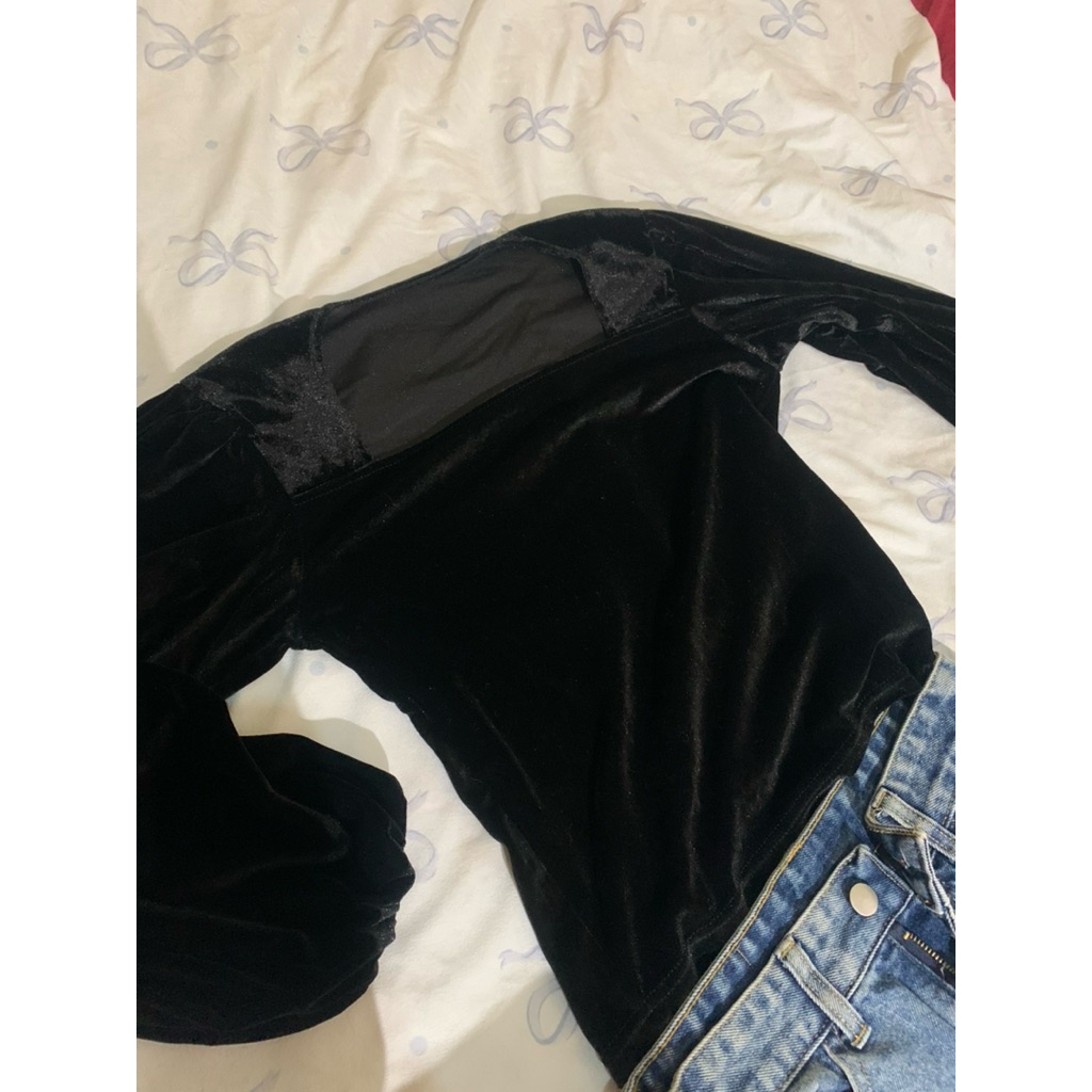 Preloved Top Beludru Hitam Elegan
